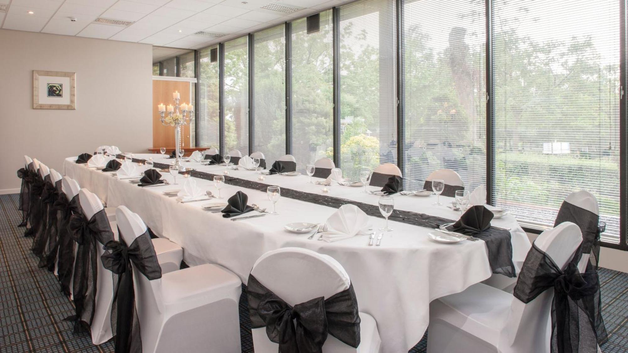Holiday Inn Runcorn M56 Junction 12 By Ihg Exteriör bild